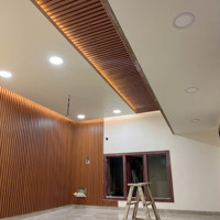 Panneau mural rainuré WPC ignifuge B1 imperméable 2900 mm, revêtement décoratif moderne en PVC pour l'intérieur des maisons, hôtels et villas