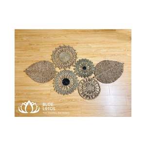 Sets de table en feuilles de jonc de mer de taille moyenne / Tapis en paille personnalisé pour la décoration de la maison, des textiles et des meubles, lotus bleu - Product Image 2