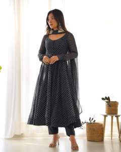 Tissu imprimé Georgette Lehariya entièrement de style Anarkali Kurti avec ensemble de pantalons Dupatta de l'Inde Vente en gros Exportation en quantité - Product Image 4