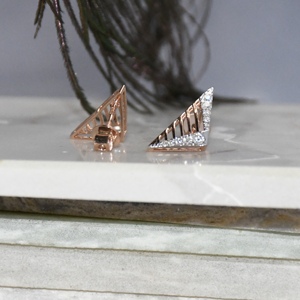 Boucles d'oreilles clous en or massif 18 carats certifiées IGI, élégantes et minimalistes, avec diamants naturels taille brillant, pour mariage, fête, fiançailles - Product Image 3