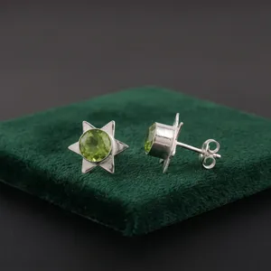 Boucles d'oreilles indiennes faites à la main, élégantes, chics et tendance, en pierre précieuse péridot vert, pour femmes et filles, à porter lors de fêtes de mariage. - Product Image 2