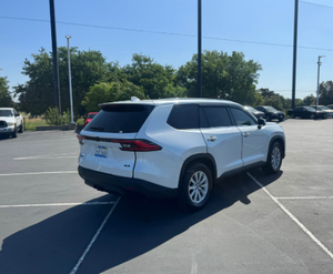 Toyota Highlander XLE 2024 Seminuevo - SUV con Tracción Delantera y Asientos de Cuero - Product Image 3