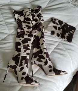 Botas Vaqueras Occidentales Personalizables de Media Caña con Estampado de Vaca en Blanco y Negro, de Cuero Grueso, Accesorio de Moda - Product Image 6