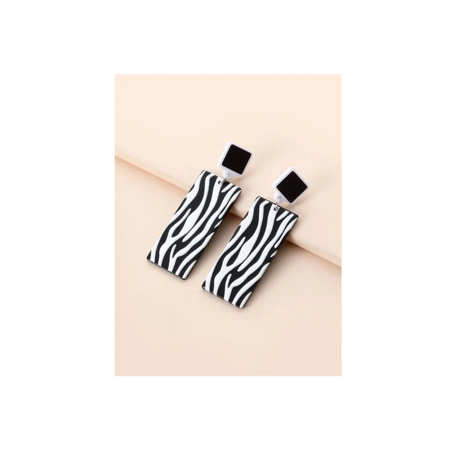 Nero In bianco offerta di Design del giorno di offerta orecchino In resina 2024 orecchino singolo progetta fornitore di gioielli al miglior prezzo