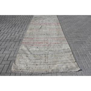 Alfombra vintage estilo Kilim de 4.2x10.8 pies (127x328 cm), color gris con motivos de plantas y árboles, alfombra turca. - Product Image 1