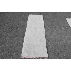 Alfombra Turca, Alfombra Vintage de 2x6 pies, Alfombra Blanca con Estampado Animal Rojo - Product Image 1