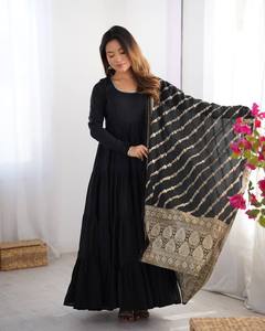 ชุดเดรส Anarkali สีดำเข้มแบบดีที่สุดสำหรับงานปาร์ตี้ ผ้าไหม Chanderi แท้ 4 ชั้น แต่งระบายพลิ้วสวย ทรงดั้งเดิม แบรนด์ SHIV FASHION - Product Image 3