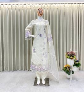 Traje Salwar Kameez Étnico de Diseñador para Mujer, Hecho en India, con Top Bordado de Piel Sintética, Pantalón y Dupatta de Organza para Fiesta - Product Image 3