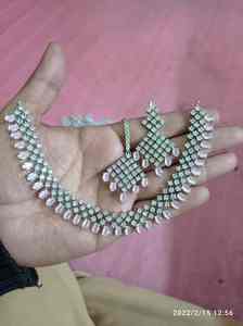 Ensemble de collier et de boucles d'oreilles pendantes en pierre blanche de luxe pour femmes avec coupe émeraude royale pour les mariages et les occasions spéciales - Product Image 3