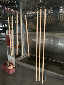 Manche à balai en bois d'eucalyptus américain Tête en plastique portable Qualité supérieure 60-120CM Fabriqué au Vietnam - Product Image 2