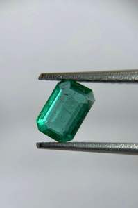 Esmeralda verde natural facetada, elegante y hermosa, con corte octogonal. - Product Image 2