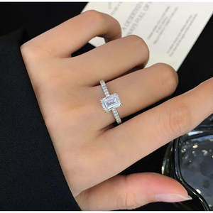 Bague de fiançailles solitaire pavée en or blanc avec émeraude et diamant de laboratoire 1,80 carats - Product Image 5