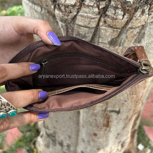 กระเป๋าคลัทช์ผู้หญิงหนังวัวแท้พิมพ์ลายสัตว์พู่ห้อยแบบมีซิป - Product Image 6