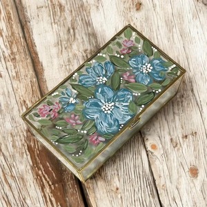 Boîte à bijoux en métal rectangulaire florale mallette de rangement au design classique parfaite pour les bagues, les boucles d'oreilles et l'affichage décoratif de l'Inde - Product Image 3