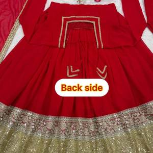 Présentation d'un Anarkali lourd et élégant avec un travail de dentelle, un palazzo à effet fleuri et un dupatta avec bordure en dentelle - Product Image 5