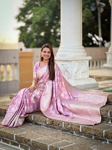 Sari de seda Banarasi suave de primera calidad con tejido zari y diseño Meenakari en toda la prenda. - Product Image 3
