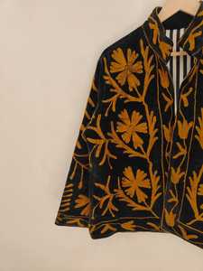 Veste Suzani en velours noir brodée à la main, motif floral moutarde, art populaire bohème, veste courte ethnique faite à la main, vêtement extérieur distinctif - Product Image 3