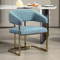 Chaise de salle à manger avec dossier incurvé et bras et assise rembourrée en tissu mélangé de chenille et jambe dorée pour salle à manger salon