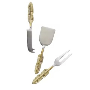 Ensemble de couteaux à fromage décoratifs avec poignées en plumes dorées Lames élégantes et durables, idéales pour servir, couper et divertir - Product Image 1
