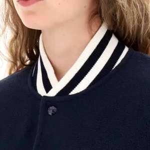 Veste varsity légère pour femme avec manches bicolores, détails brodés rétro et coupe parfaite pour la mode urbaine et universitaire - Product Image 5