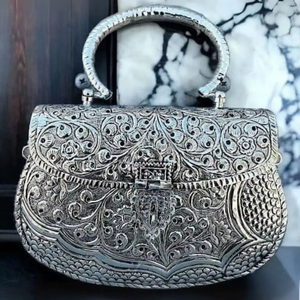Pochette élégante en laiton avec pompon pour femme, idéale pour mariage, mode décontractée, décorée de perles, qualité export d'Inde - Product Image 1