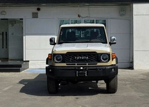 Toyota Land Cruiser Pickup 4x4 Doble Cabina 2024, Seminuevo, con Asientos de Cuero y Cámara Trasera - Product Image 6