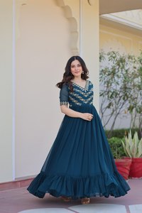 ชุดเดรส Anarkali สีม่วงและสีรอม่า ประดับลูกปัดปักลายดอกไม้ พร้อมงานปักเลื่อมและลูกปัดหลายเส้น - Product Image 2