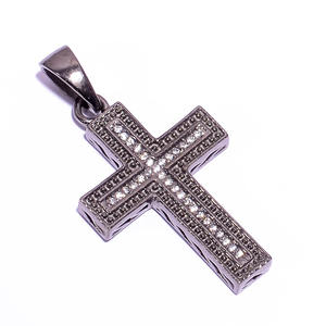 Colgante de Cruz Estilo Vintage con Piedras de Circonita Cúbica |   Collar con Colgante de Cruz Cristiana con Acabado Plateado - Product Image 1