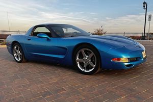 Chevrolet Corvette Hardtop 1999 d'occasion en excellent état, coupé à toit fixe, 49 700 milles, boîte manuelle à 6 vitesses, bleu Nassau métallisé - Product Image 2