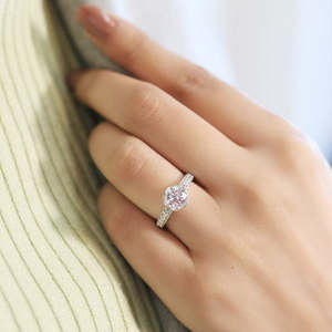 Zarkan Eleganter Solitär-Ring, freie Größe, Gold- und Rhodium-beschichtet, oval geschliffener Moissanit, geeignet für Verlobungen, Silbereinlage - Product Image 1