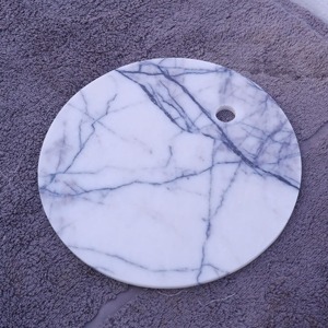 Planche à découper ronde modeste en marbre blanc et noir, idéale pour la cuisine et la table, la préparation des aliments et les réceptions - Product Image 5