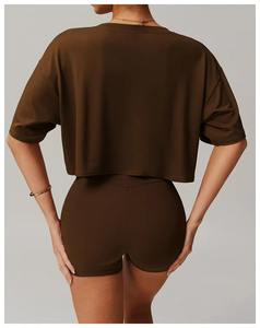 Conjuntos deportivos de verano OEM para mujer, tops cortos holgados y pantalones cortos ajustados para gimnasio y fitness, ropa de entrenamiento para mujer - Product Image 3