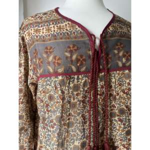 Blusa con Cuello en V para Mujer, Estampado Floral Bohemio, Diseño Bordado de Prado, Tallas XS-4XL, Hecha de Seda, Popelina, Satén, Chifón y Lino - Product Image 1