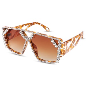 Las increíbles gafas de sol elevan incluso los atuendos sencillos a looks listos para una fiesta, con lentes de cristal que brindan una experiencia visual más natural. - Product Image 2