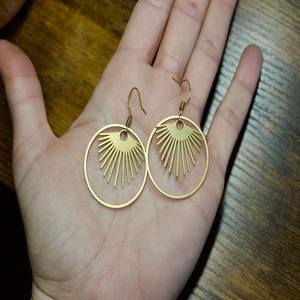 Boucles d'oreilles soleil céleste en laiton plaqué or faites à la main pour femmes mariage et fête - Product Image 1