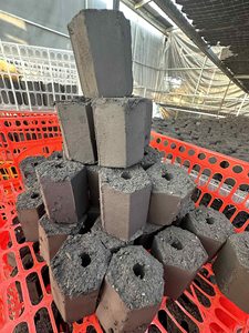 Carbón vegetal en briquetas de madera dura negro - Briquetas MULTIUSO 7700J Caloríficas de Buena Calidad en Venta - Product Image 2