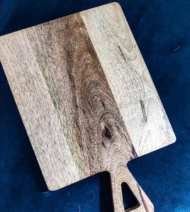 Tabla de cortar cuadrada con mango extendido, superficie gruesa y lisa, ideal para cortar, servir y comodidad diaria en la cocina. - Product Image 4