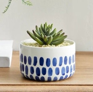 Maceta de Cerámica Contemporánea con Patrón Azul Pintado a Mano, Soporte Compacto para Suculentas, para una Decoración Interior Elegante - Product Image 1