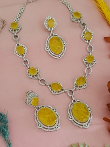 Conjunto de collar con aspecto de piedras AD con acabado plateado de la mejor calidad de diseñador con pendientes para colección de ropa de fiesta de boda para mujer - Product Image 2