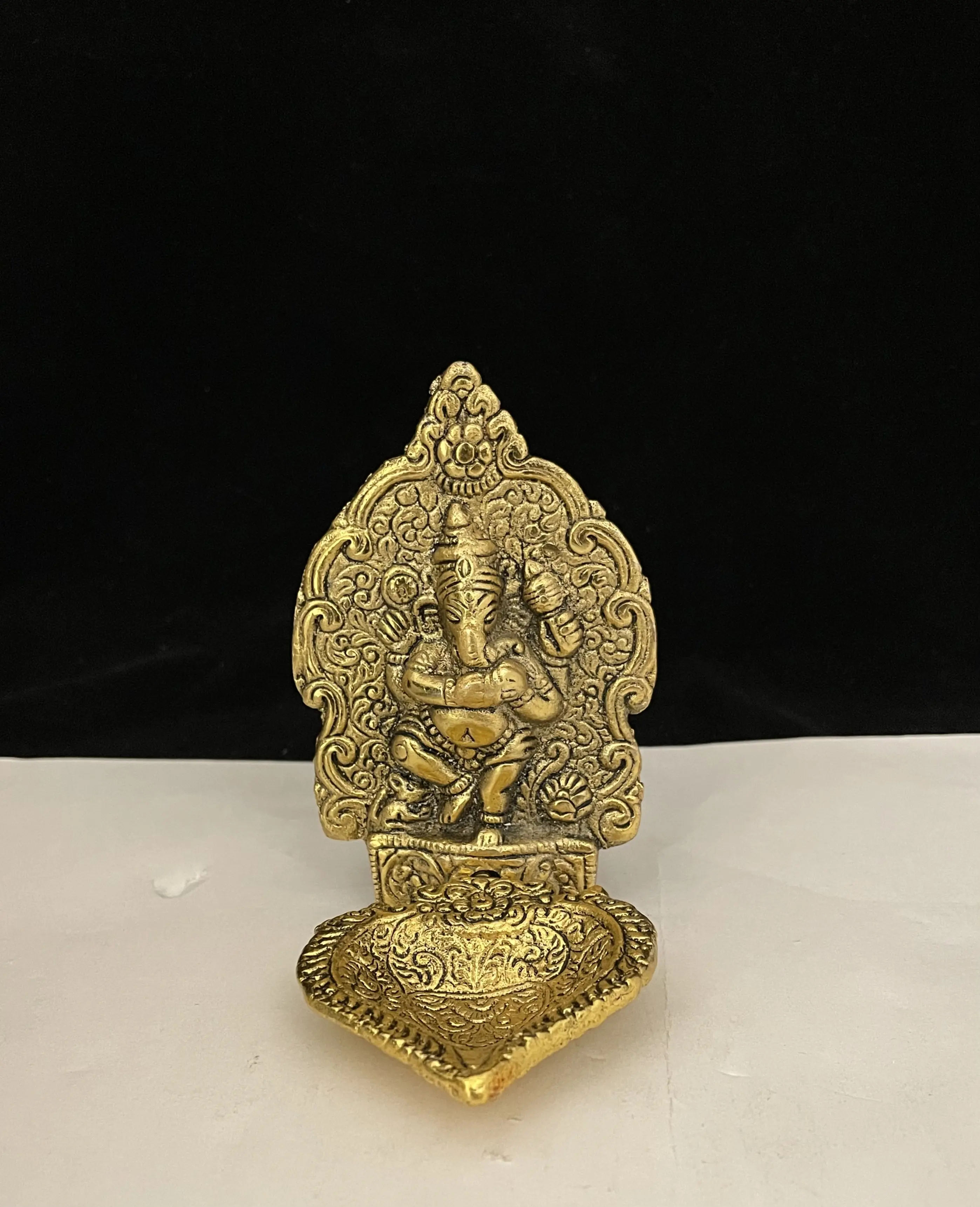 Hand gefertigte Ganesh Idol Prunkstück Öllampe Diya Deepak Metall Lakshmi Ganesh Statue Hochzeits dekoration Kerzenhalter