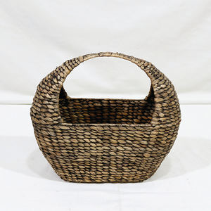 Panier en jacinthe d'eau tissé rustique et écologique Artex Dong Thap avec poignée pour le rangement et la décoration intérieure - Product Image 1