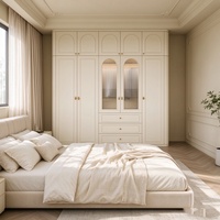 Armoire de luxe française à portes cintrées, meuble de rangement en verre cannelé Moru avec poignées en laiton et unité d'angle incurvée