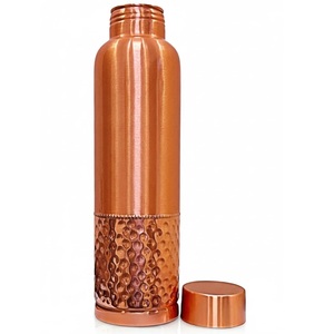 Juego de botellas de cobre de calidad superior Juego de regalo de vasos de cobre puro Ayurvédico para usuarios conscientes de la salud disponible para la venta - Product Image 4