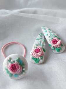 Pinces à cheveux élastiques sur mesure avec broderie complexe, idéales pour les magasins d'accessoires pour cheveux à revendre en bleu motif floral - Product Image 5