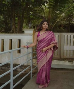 Saree en lin captivant et attrayant à porter au bureau avec motif à carreaux et travail manuel. - Product Image 4