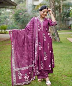 Tenue de bureau tendance Banarasi Yukata en tissu de coton et de soie, broderie florale élégante et détails en franges, haut palazzo dupatta - Product Image 3