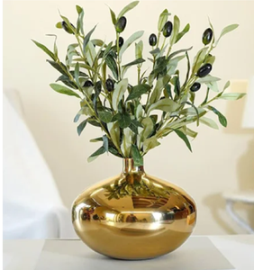 Elegante jarrón de aluminio en tono dorado con un diseño de pedestal clásico con un cuerpo texturizado, perfecto para exhibiciones florales de lujo - Product Image 6