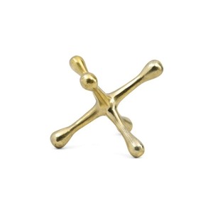 La escultura geométrica de metal presenta un diseño nítido en formas dinámicas con acabado dorado, es una pieza central ideal para su hogar u oficina - Product Image 5
