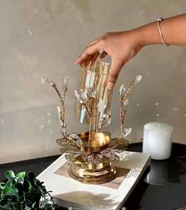 Porte-bougie élégant pour la décoration de la maison |   Porte-bougie en verre et métal de taille moyenne, pièce maîtresse de taille moyenne - Product Image 1