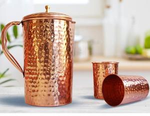 Jarra de cobre de diseño de tendencia superior con textura martillada y mango ergonómico de vidrio 2 adecuado para servir bebidas - Product Image 1